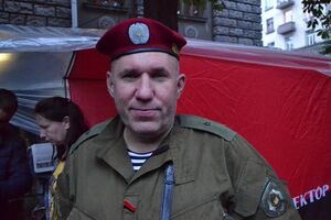 К акции протеста под Администрацией Президента присоединились добровольцы из "Айдара", "Золотых ворот" и батальона Кульчицкого. Фоторепортаж