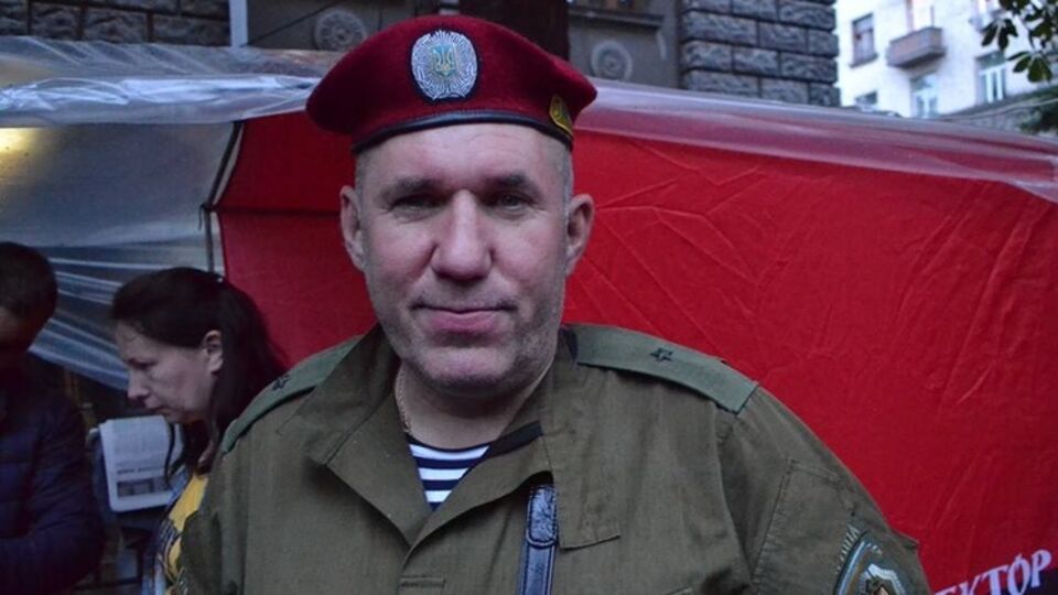 К акции протеста под Администрацией Президента присоединились добровольцы из "Айдара", "Золотых ворот" и батальона Кульчицкого. Фоторепортаж