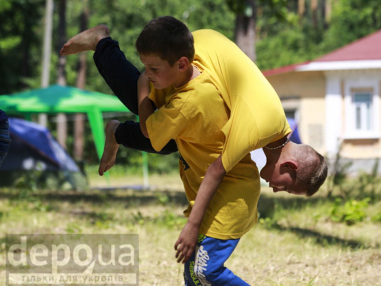 Полк "Азов" организовал детский военно-патриотический лагерь. Фоторепортаж