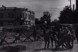 Установка противотанковых заграждений на Брест-Литовском проспекте в Киеве, 1941 год