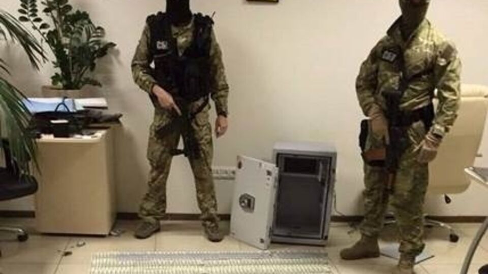 Дело взятых с поличным прокуроров пытаются замять, сообщил Найем