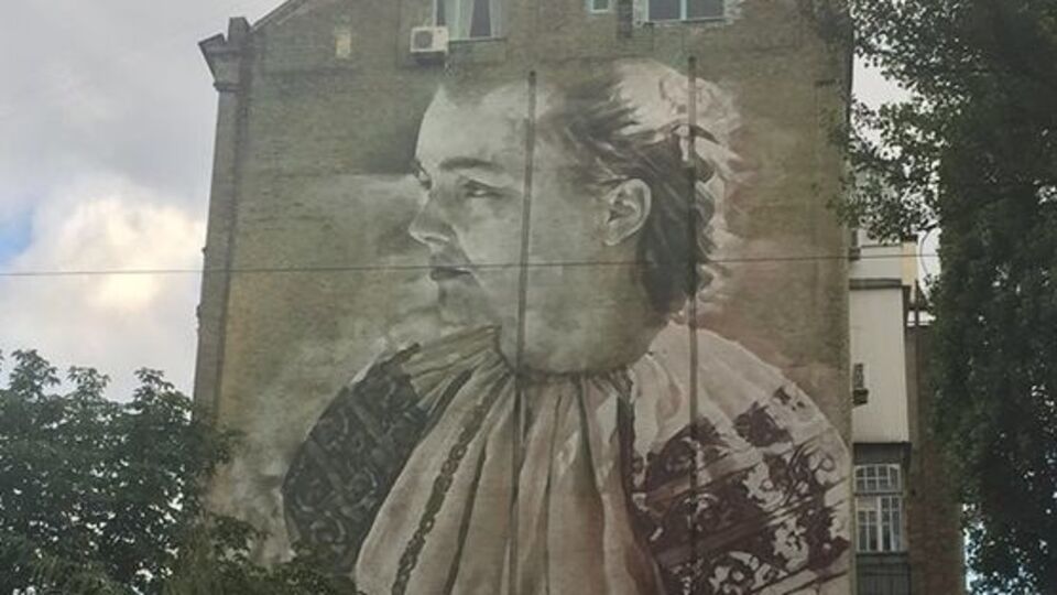 Автор граффити --- австралийский художник Гвидо Ван Хелтен