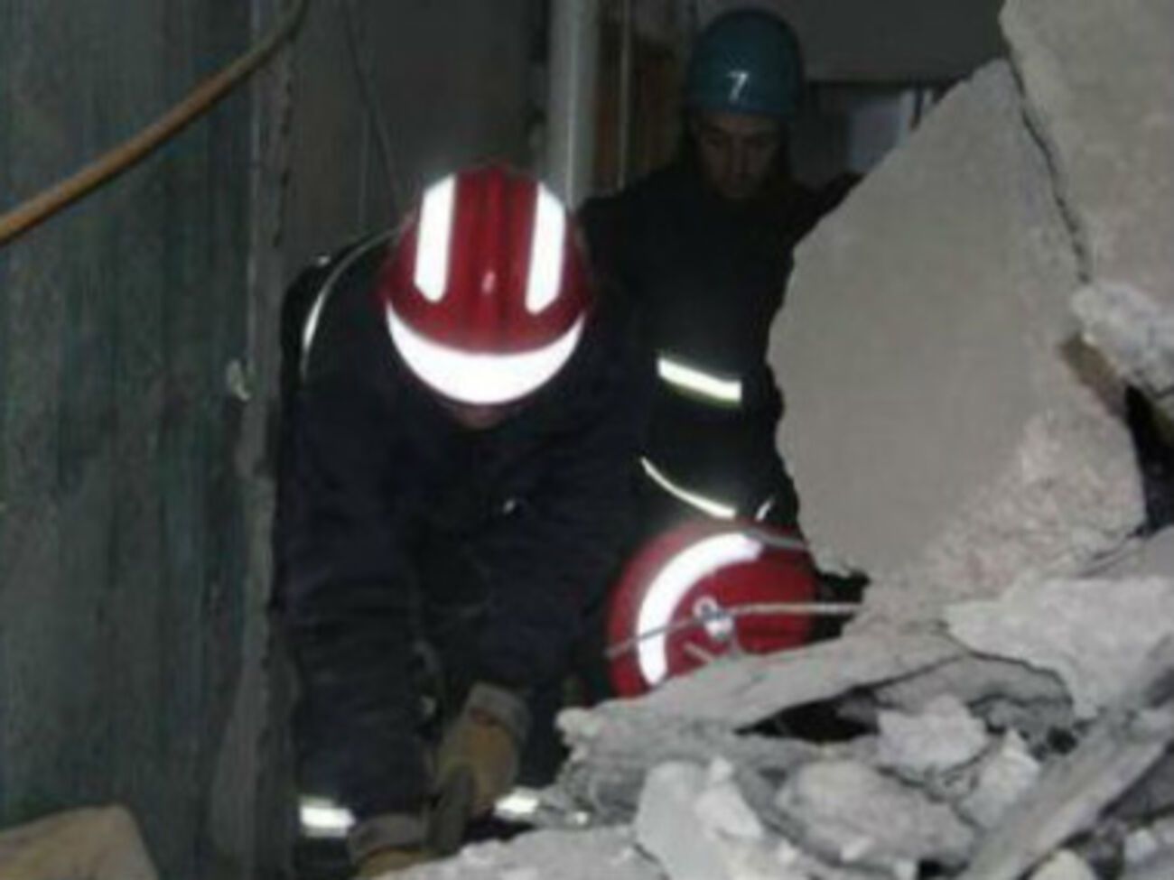 На месте происшествия работают сотрудники спасательных и чрезвычайных служб