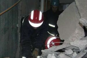 На месте происшествия работают сотрудники спасательных и чрезвычайных служб