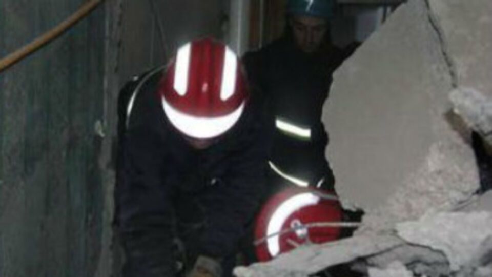 На месте происшествия работают сотрудники спасательных и чрезвычайных служб