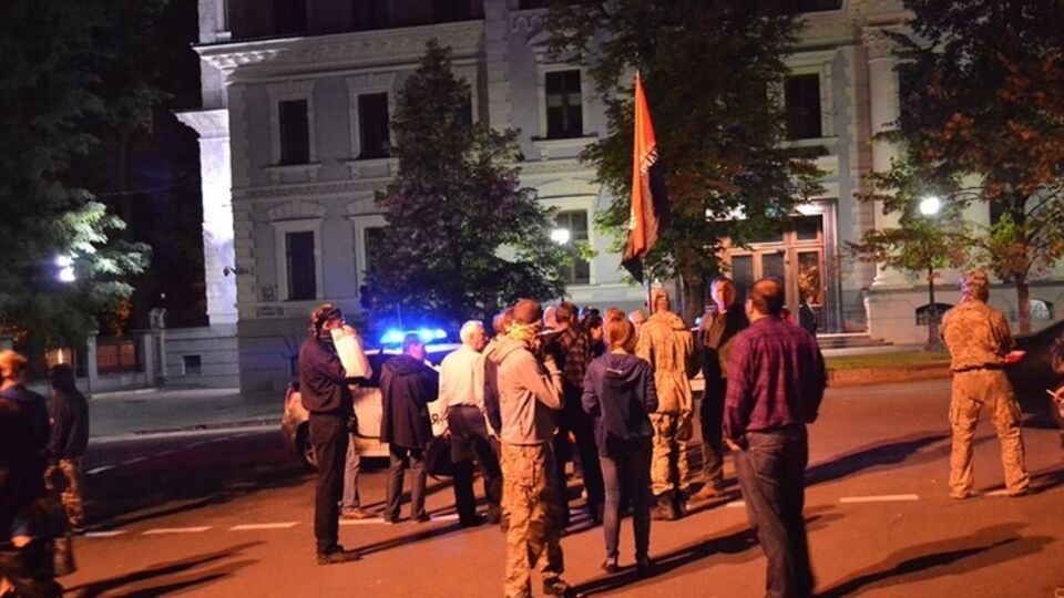 В Киеве националисты перекрыли улицу Банковую