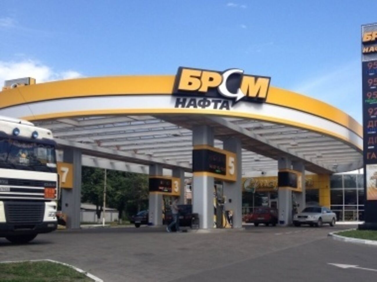 В результате пожара на нефтебазе "БРСМ-Нафта" погибли&nbsp;пять человек. По&nbsp;данным&nbsp;милиции, пожар возник во время нелегального смешивания нефтепродуктов и присадок