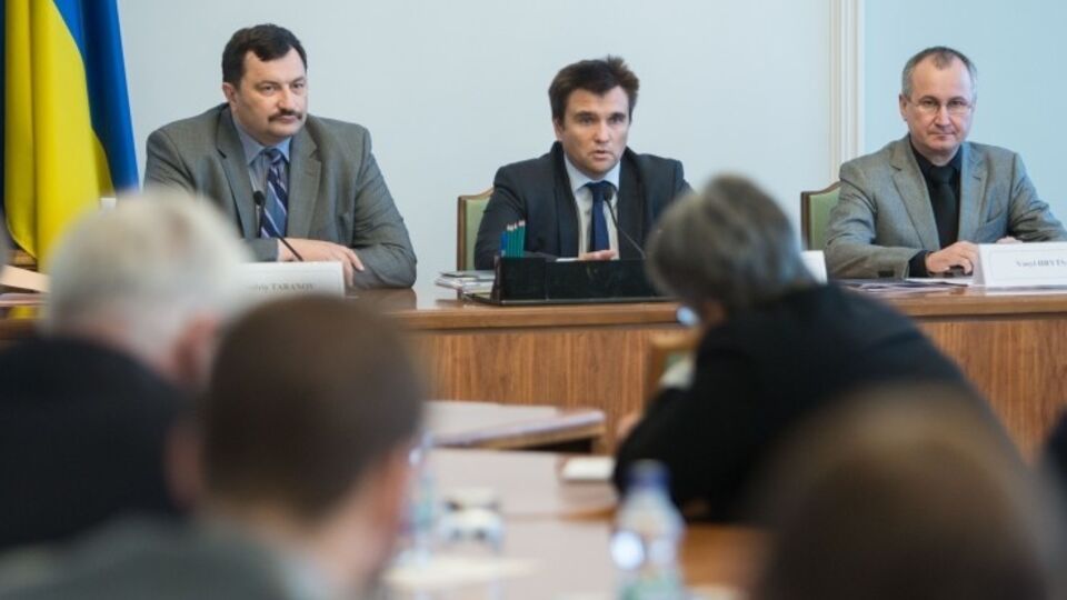 Андрей Таранов, Павел Климкин и Василий Грицак во время встречи с послами в Администрации Президента в Киеве