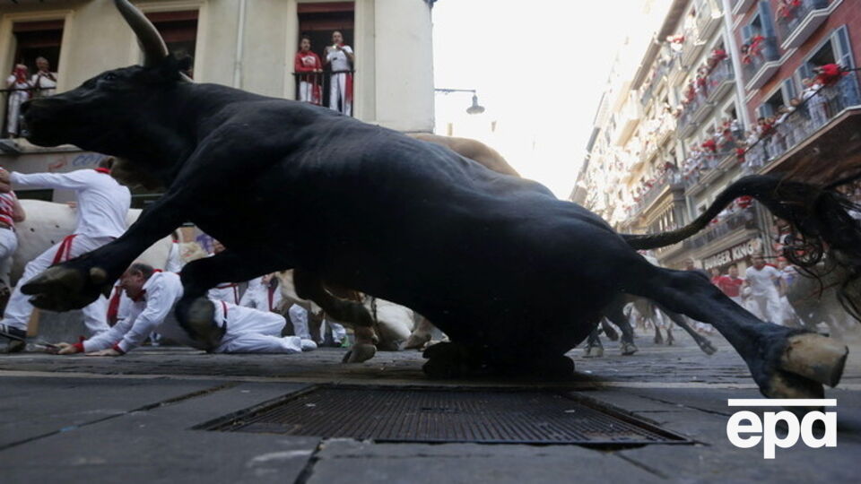 На фестивале в Испании в результате забега с быками пострадали не менее шести человек. Фоторепортаж