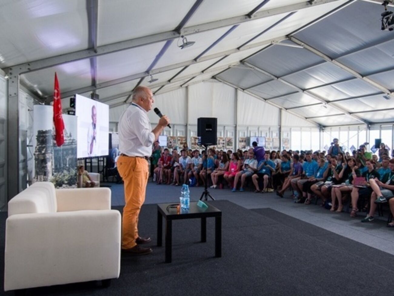 Перед участниками форума, который обслуживают предприятия украинского бизнесмена Дмитрия Фирташа, выступил кремлевский пропагандист Дмитрий Киселев