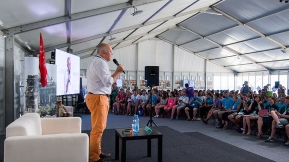 Перед участниками форума, который обслуживают предприятия украинского бизнесмена Дмитрия Фирташа, выступил кремлевский пропагандист Дмитрий Киселев