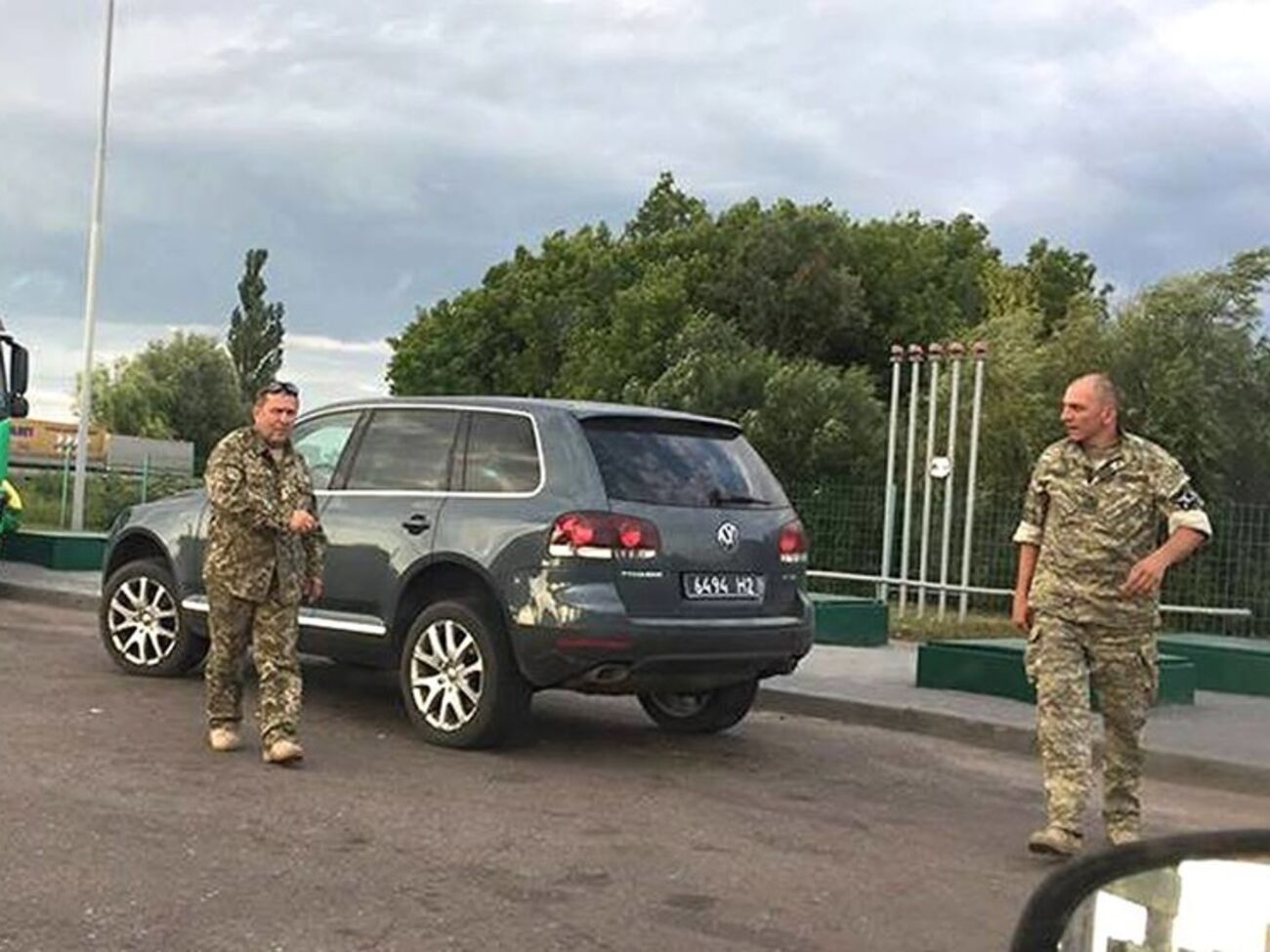 Военком и его заместитель, напавшие на женщину, уволены из армии