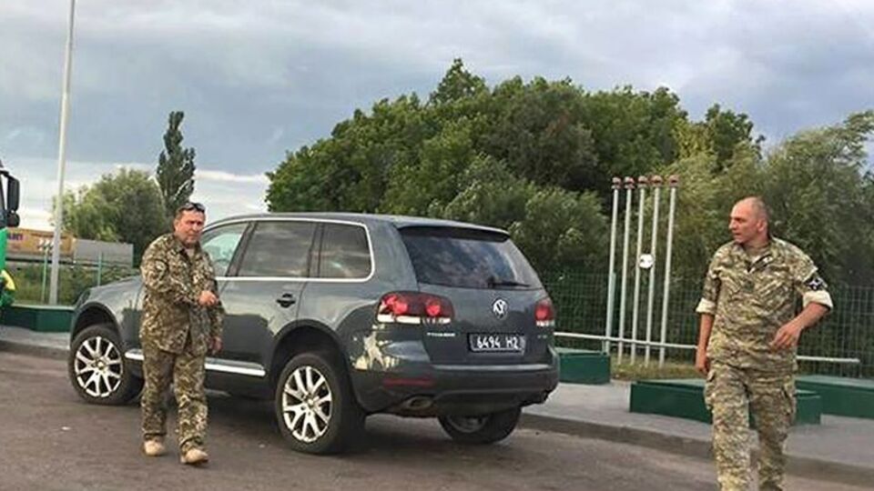 Военком и его заместитель, напавшие на женщину, уволены из армии