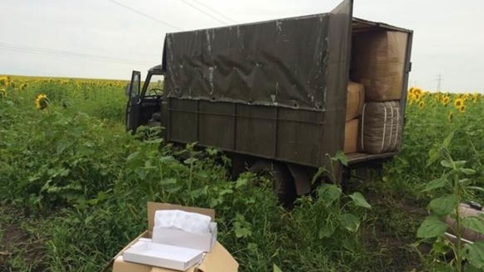Грузовики пытались вывезти за границу швейные изделия
