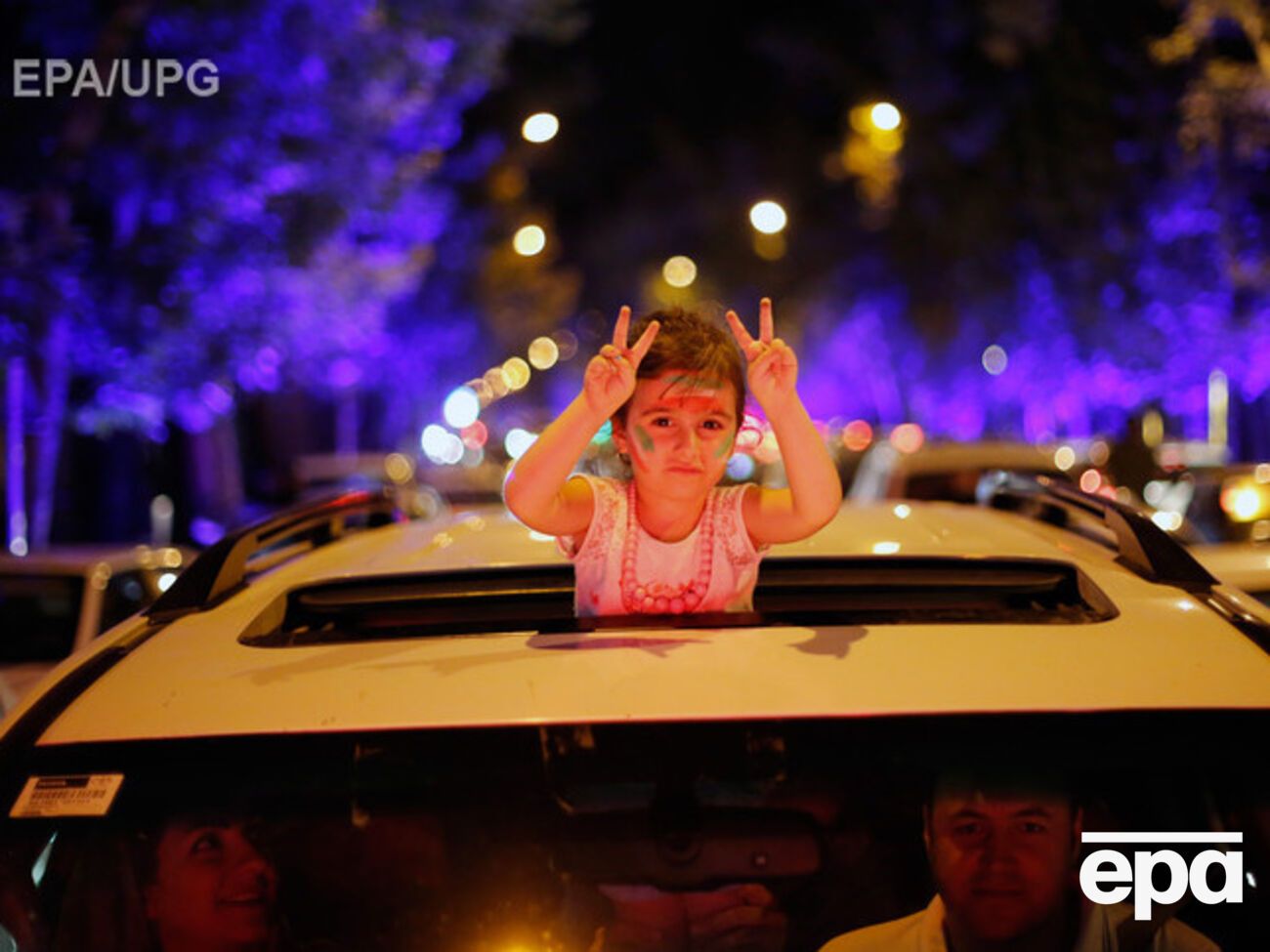 Тысячи иранцев праздновали на улицах Тегерана снятие санкций со страны. Фоторепортаж