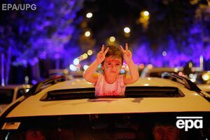 Тысячи иранцев праздновали на улицах Тегерана снятие санкций со страны. Фоторепортаж