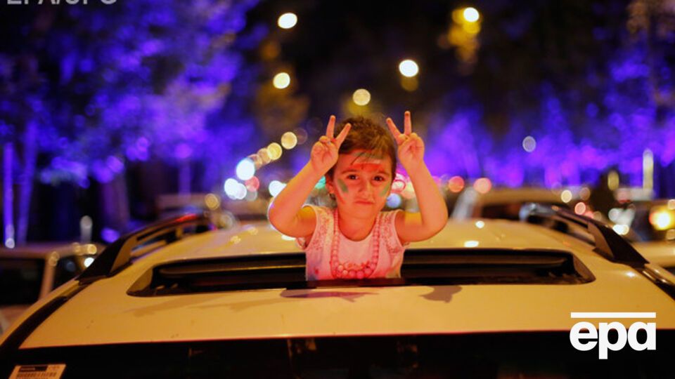 Тысячи иранцев праздновали на улицах Тегерана снятие санкций со страны. Фоторепортаж