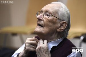 Оскар Гроунинг никого не убивал в концлагере, но, по мнению прокуроров, своей работой по подсчету документов и вещей заключенных поддерживал нацистский режим