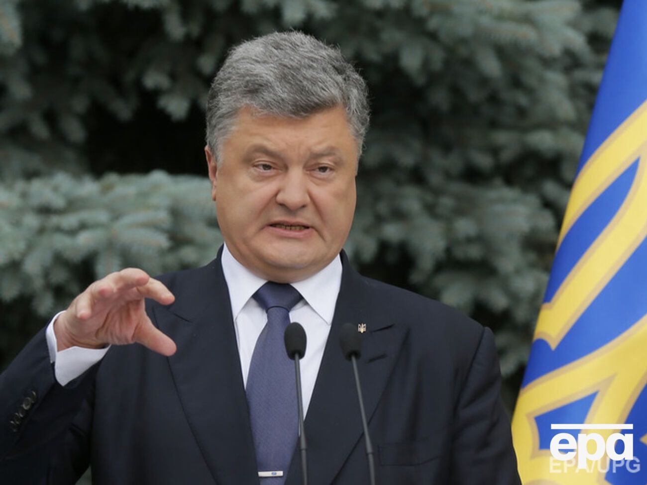 Порошенко:&nbsp;Люди с гранатометами и пулеметами в мирных городах являются террористами и бандитами. А если они при этом цепляют патриотические шевроны, их вина становится еще тяжелее