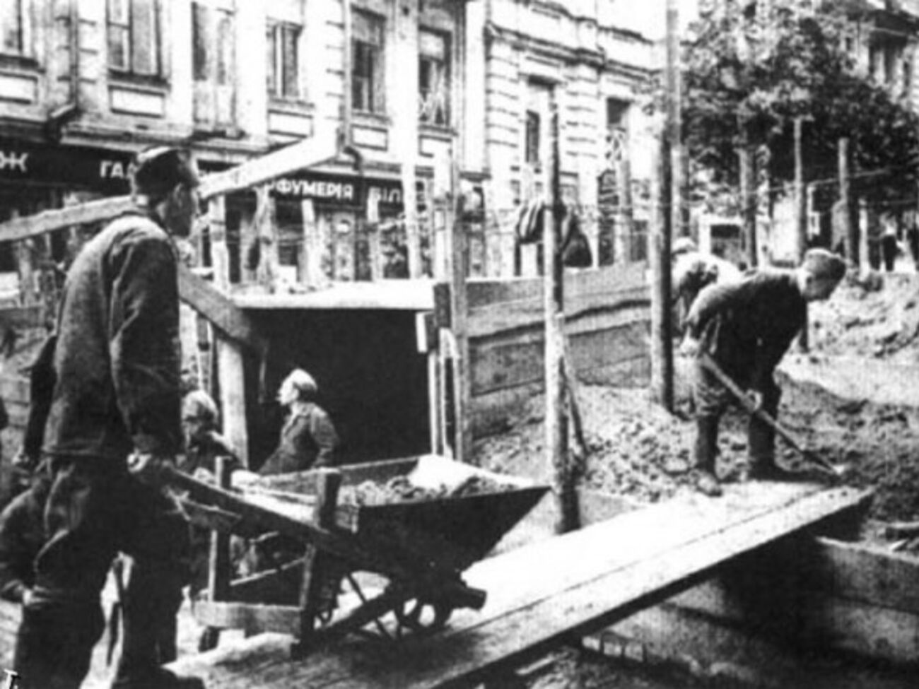 Киев, улица Лютеранская, строительство оборонительных рвов, 1941 г.