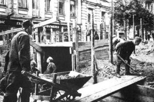 Киев, улица Лютеранская, строительство оборонительных рвов, 1941 г.