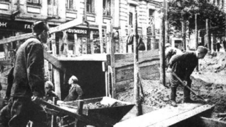 Киев, улица Лютеранская, строительство оборонительных рвов, 1941 г.