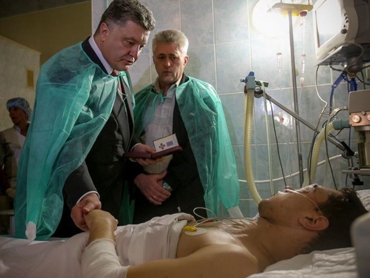 Раненых правоохранителей навестил президент Украины