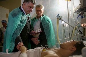 Раненых правоохранителей навестил президент Украины