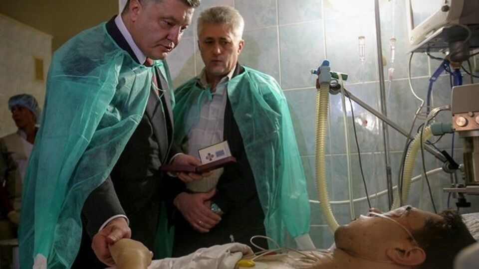 Раненых правоохранителей навестил президент Украины