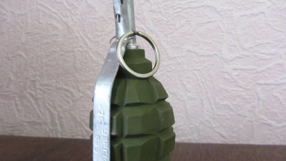 Гранату Ф-1 обнаружили между этажами в подъезде жилого дома