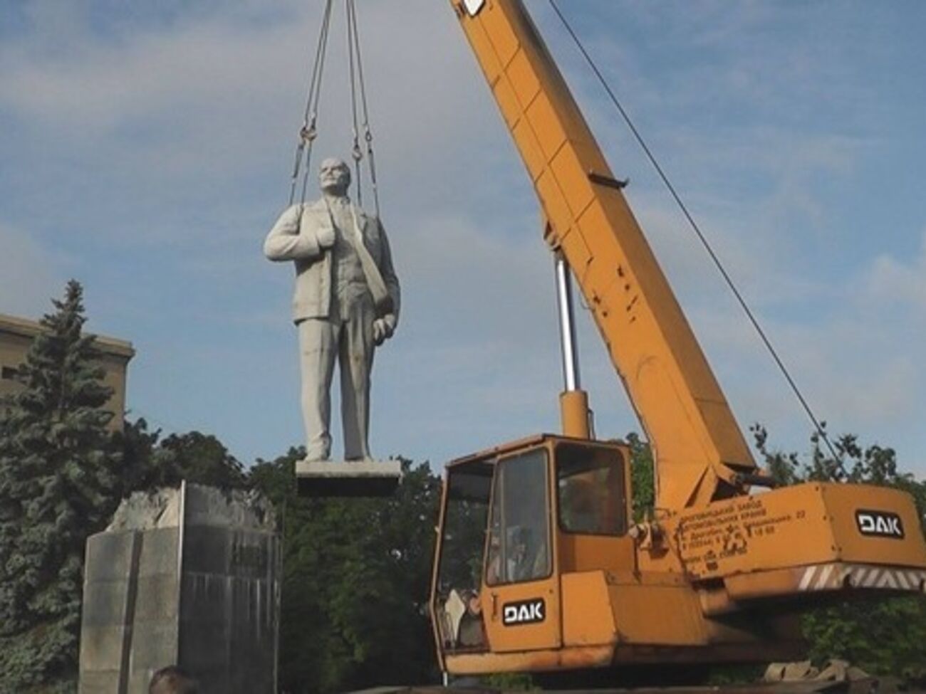 Памятник Ленину в Геническе демонтировали и отправили на хранение на одно из коммунальных предприятий города