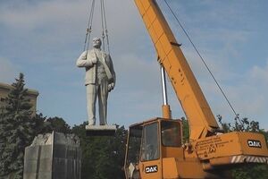 Памятник Ленину в Геническе демонтировали и отправили на хранение на одно из коммунальных предприятий города