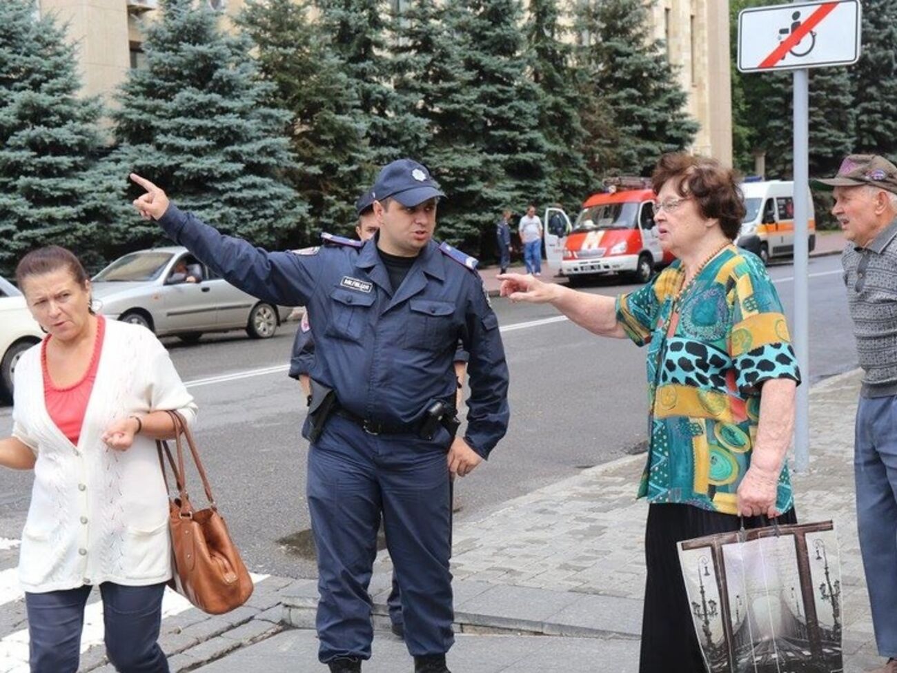 Милиция проводит эвакуацию граждан с предположительно заминированных объектов