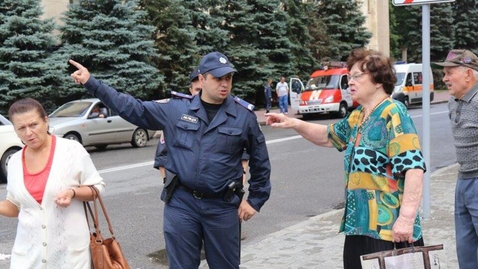 Милиция проводит эвакуацию граждан с предположительно заминированных объектов