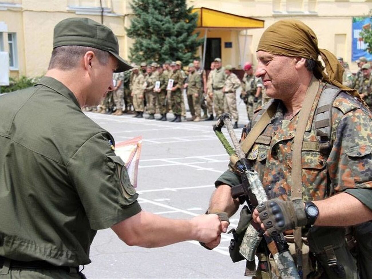 Командующий поблагодарил бойцов и командиров за возвращение без потерь