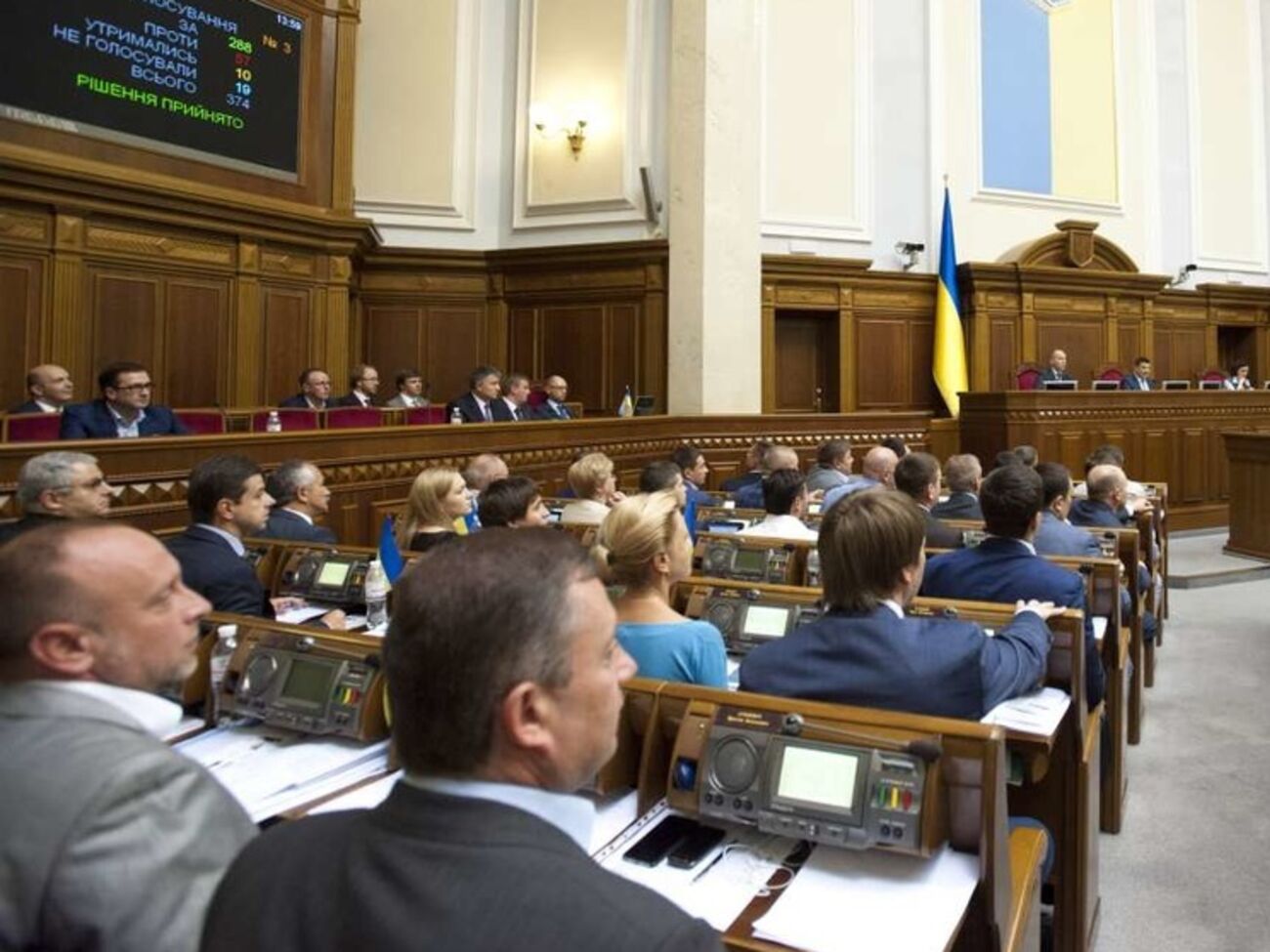 Принятый депутатами закон уполномочивает детективов Национального антикоррупционного бюро Украины осуществлять досудебное расследование преступлений, предусмотренных ст. 366-1 Уголовного кодекса