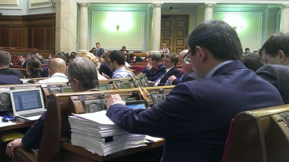 За постановление проголосовали представители всех фракций и групп, кроме Оппозиционного блока