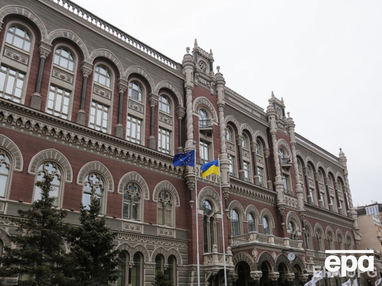 Нацбанк повысил курс гривны к основным валютам