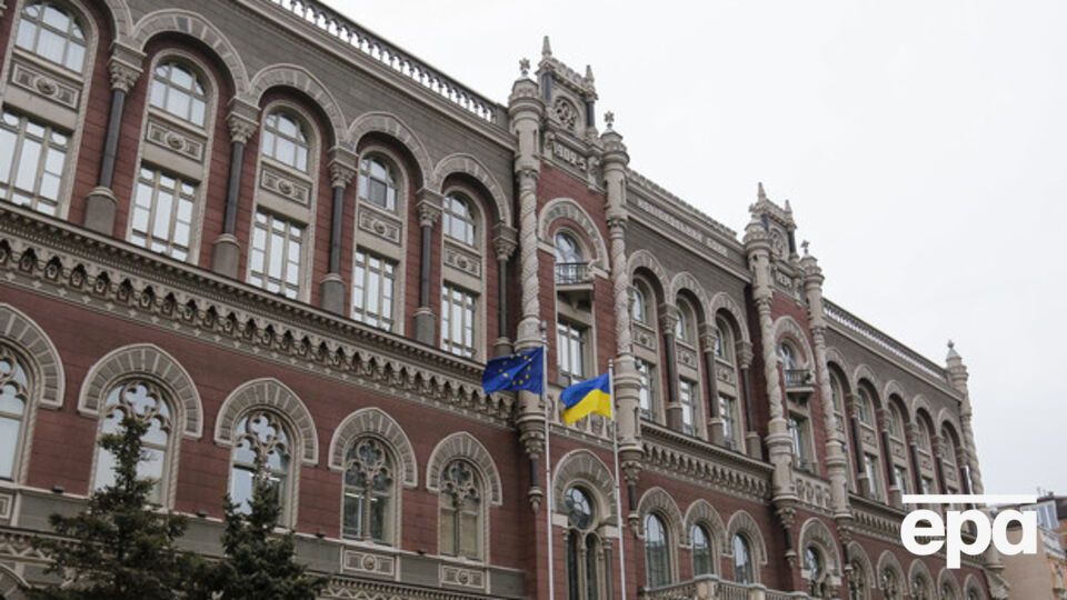 Нацбанк повысил курс гривны к основным валютам