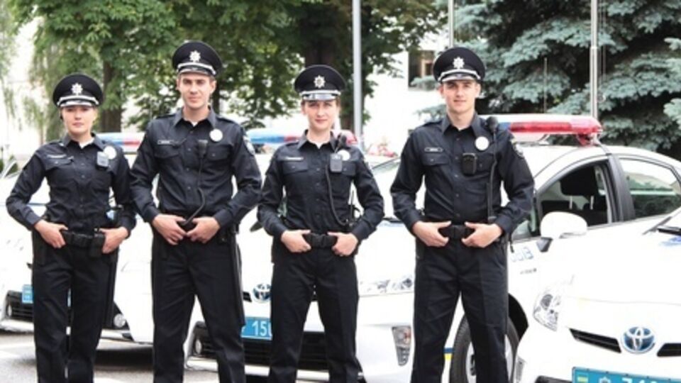 Патрульные полицейские задержали водителя, который угрожал им пистолетом