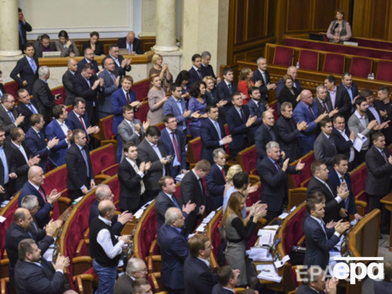 "За"&nbsp;проголосовали парламентские фракции Блока Петра Порошенко, "Народного фронта", Оппозиционного блока, "Батьківщини", депутатские группы "Відродження" и "Воля народу", а также ряд внефракционных депутатов