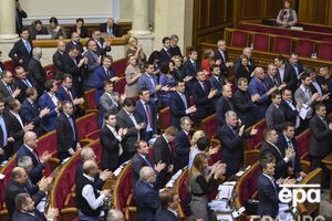 "За" проголосовали парламентские фракции Блока Петра Порошенко, "Народного фронта", Оппозиционного блока, "Батьківщини", депутатские группы "Відродження" и "Воля народу", а также ряд внефракционных депутатов
