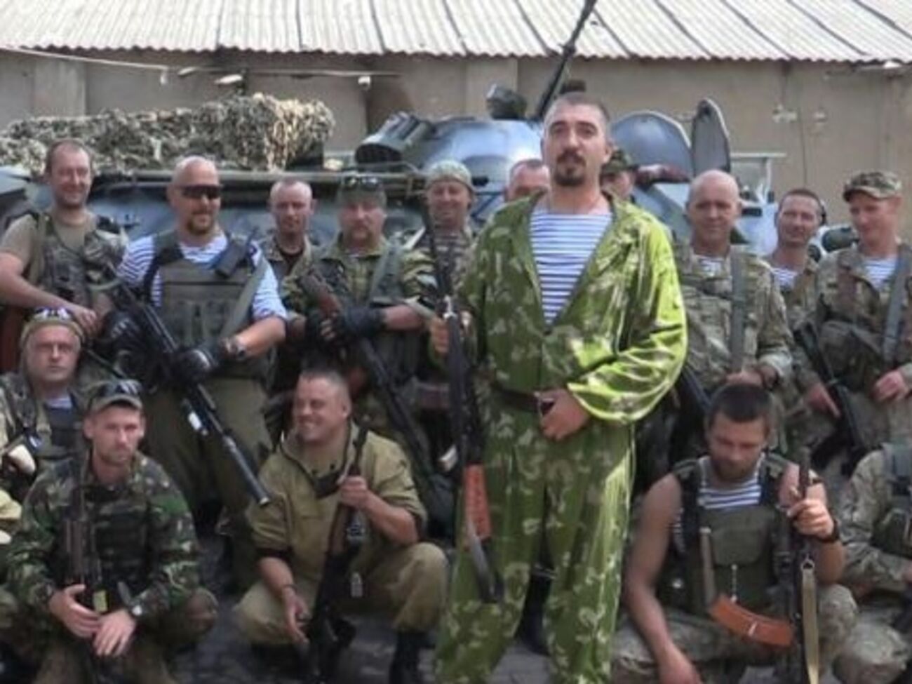 Десантники 95-й отдельной аэромобильной бригады: Мы все тут дембеля, но остаемся на войне по приказу президента. Видео