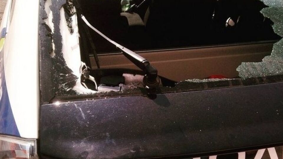 Неизвестные повредили патрульный автомобиль