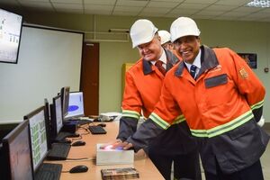 Петр Порошенко и Лакшми Миттал во время запуска отремонтированной доменной печи