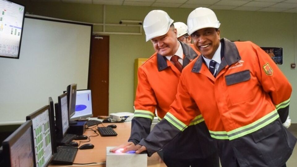 Петр Порошенко и Лакшми Миттал во время запуска отремонтированной доменной печи