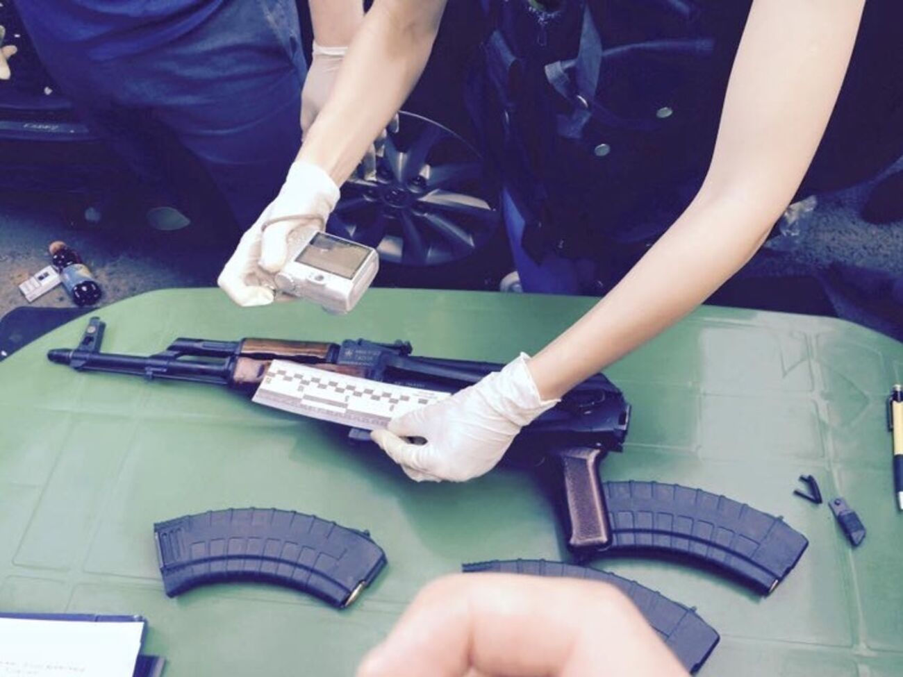 Филатов:&nbsp;Вскрыли салон.&nbsp;Два автомата Калашникова с набитыми магазинами