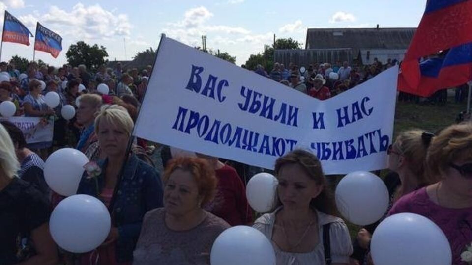 Судя по плакату, жителей Донбасса убивают те же, кто убил пассажиров Boeing 777