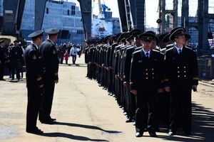 Члены экипажа не ставшего российским вертолетоносца "Севастополь" в Санкт-Петербурге