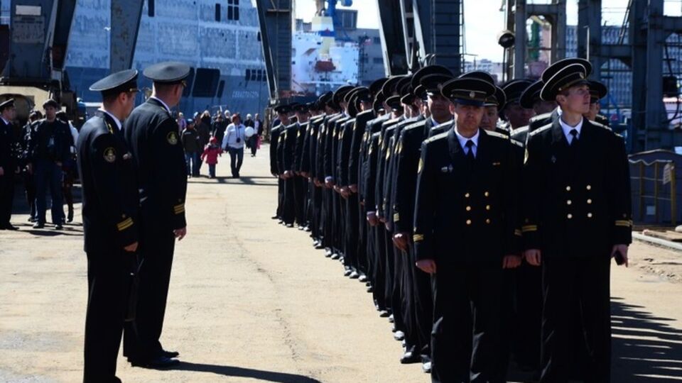 Члены экипажа не ставшего российским вертолетоносца "Севастополь" в Санкт-Петербурге